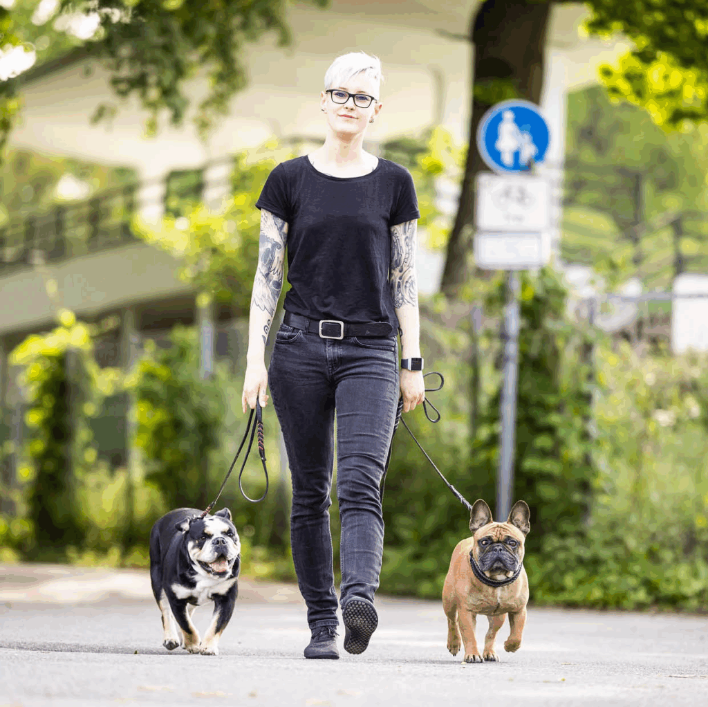 Jede Trainingseinheit und jedes Seminar mit Vanessa ist ein persönlicher „Aha“-Moment. Sie hilft mir lösungsorientiert zu denken und im Sinne meiner Hunde zu handeln. Dank ihrer Unterstützung lerne ich, meine Hunde kompetent zu führen und ihnen einen Rahmen zu geben, in dem sie das sein dürfen, was sie sind: Hunde.“ Daniela W. aus Wolfsburg