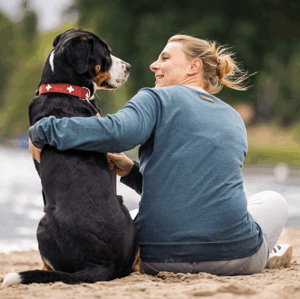 „Hundeerziehung kann nicht schwer sein! Mit dieser Einstellung kam Sam in mein Leben – und stellte es auf dem Kopf. Wir mussten erst lernen miteinander zu kommunizieren und uns gegen-seitig zu vertrauen. Vanessa und ihr Team zeigten mir mit ihrer kompetenten, liebevollen und aufopferungsvollen Art, wie ich auf bestimmte Verhaltens-weisen von Sam richtig reagiere, darauf eingehen und das gewünschte Verhalten erreiche.“   Daniela K. aus Wolfsburg